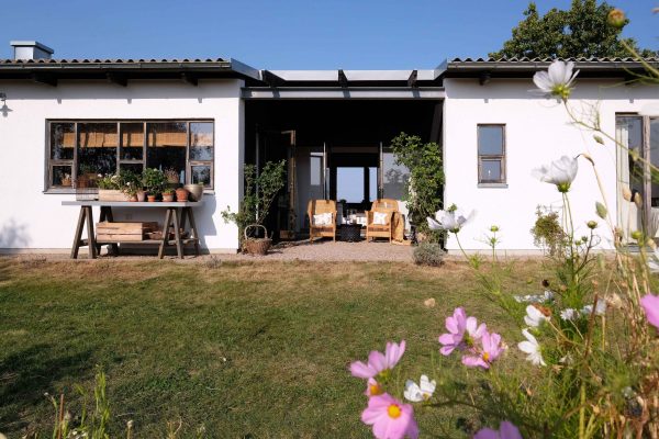 05.exterior.land.side.closer.a (1)