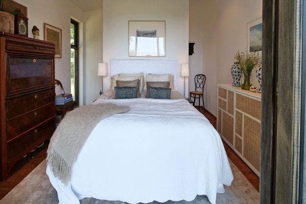 24.master.bedroom.a-min