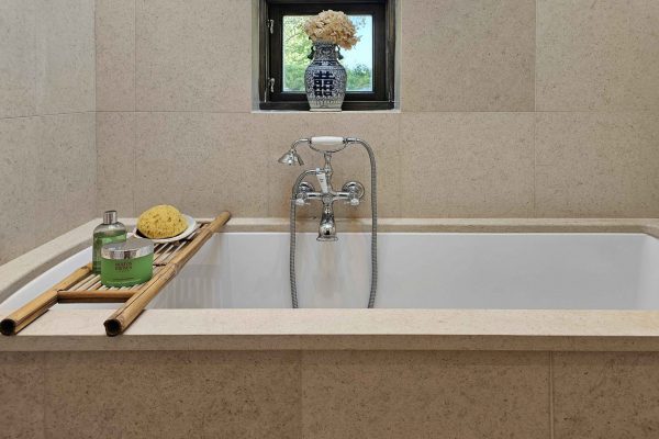 26.master.bath.bathtub.a-min (2)